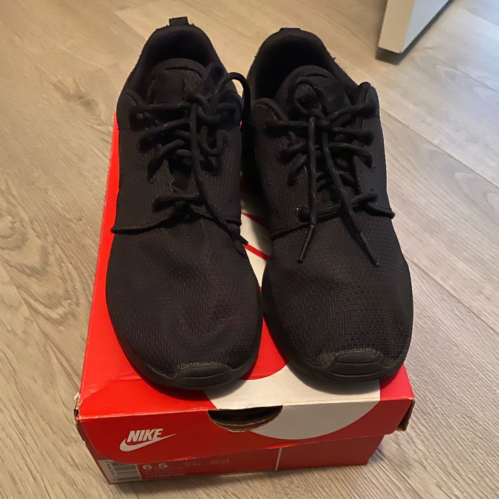 Black Nike roshe